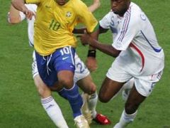 Franck Ribery (vlevo) a William Gallas z Francie atakují Brazilce Ronaldinha (ve žlutém).