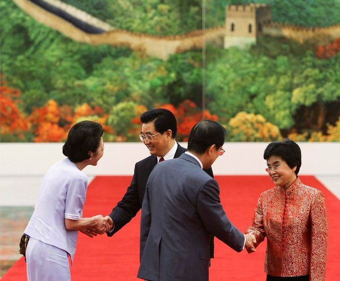 Čínský prezident Chu Ťin-tchao se ženou vítají na recepci v Pekingu japonského premiéra Yasuo Fukudu (zády) s manželkou.