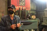 Nejznámější výrobky z historických střel jsou nože od rodinné firmy Maestro Wu. Její šéf Wu Tseng-Dong (na fotografii) je třetí generací řemeslníků v rodině. Jeho syn bude v tradici pokračovat.