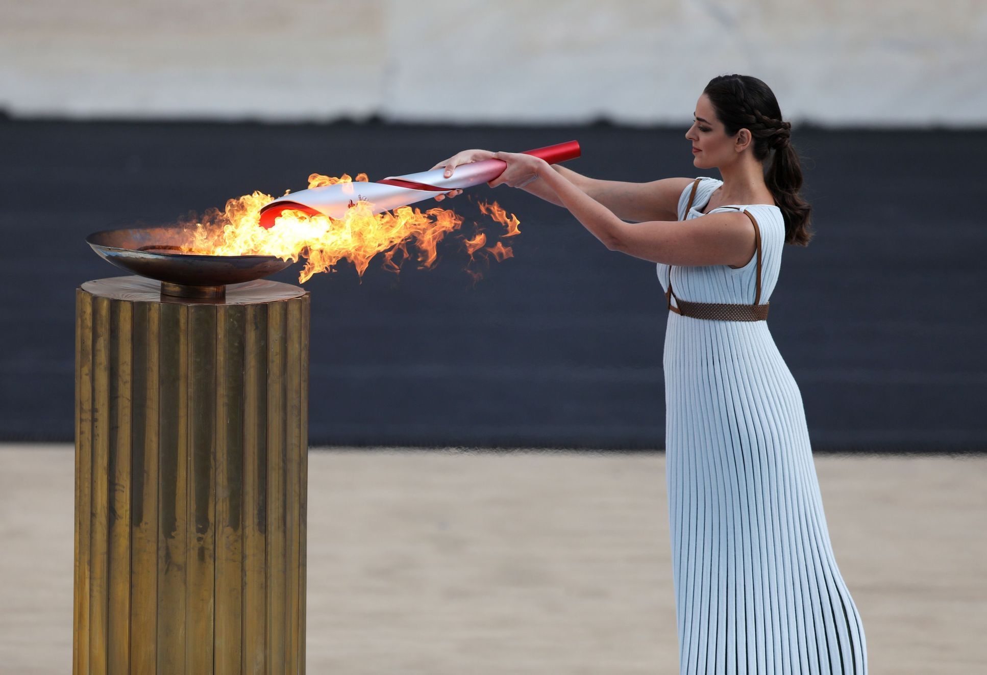 Pořadatelé zimních her v Pekingu převzali v Aténách olympijský oheň