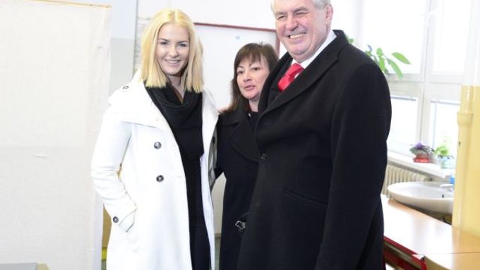 Miloš Zeman s manželkou Ivanou a dcerou Kateřinou ve volební místnosti.