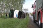 Na Mladoboleslavsku se převrátil autobus s dětmi. Šest jich utrpělo zranění, pro ženu letěl vrtulník