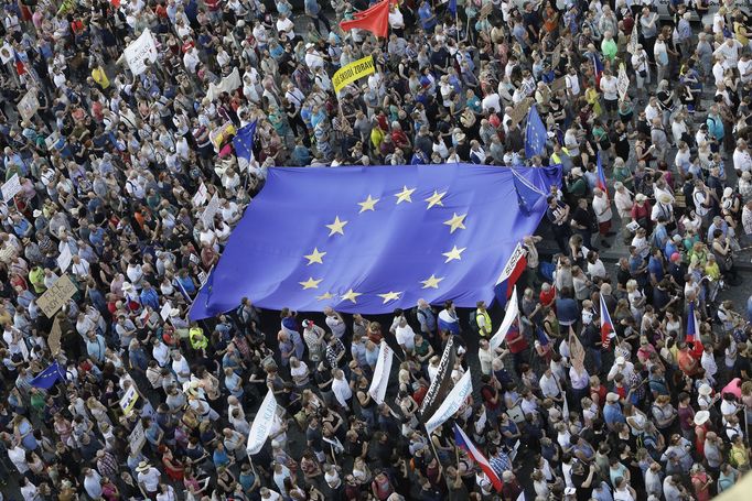 Záběr z demonstrace „Máme toho dost! Chceme demisi!“ proti Andreji Babišovi a Marii Benešové na Václavském náměstí.  4. 6. 2019.