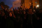 Íránští demonstranti podle záběrů zapálili dům ajatolláha Chomejního. Vláda to popírá