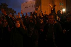Íránští demonstranti podle záběrů zapálili dům ajatolláha Chomejního. Vláda to popírá