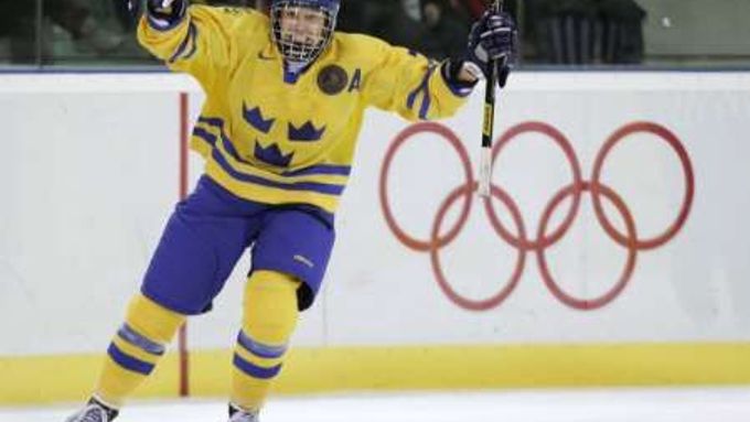 Švédská hokejistka Maria Roothová oslavuje vítěznou branku v rozhodujícím nájezdu při semifinálovém klání s USA.