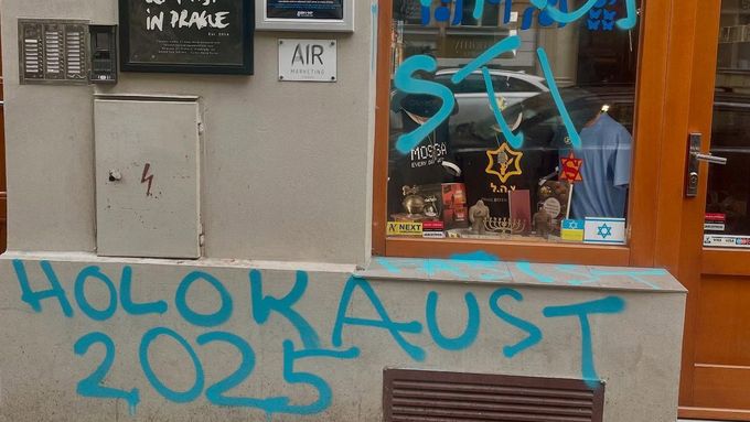 Obchod tak, jak jej zanechal posprejovaný vandal při nedávném incidentu.