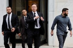 Podezřívavý Musk nevěří zaměstnancům Twitteru. Ochranka ho doprovází i na toalety