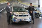 Celkem 11 aut od BMW převzal policejní prezident Tomáš Tuhý. Policie dostane vozy k užívání na půl roku nebo do nájezdu 6000 kilometrů, tedy podle toho, co nastane dříve.
