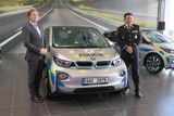 Celkem 11 aut od BMW převzal policejní prezident Tomáš Tuhý. Policie dostane vozy k užívání na půl roku nebo do nájezdu 6000 kilometrů, tedy podle toho, co nastane dříve.