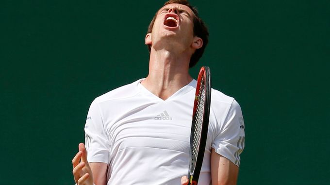 Obhájce titulu Andy Murray vypadl ve Wimbledonu ve čtvrtfinále s Bulharem Dimitrovem.