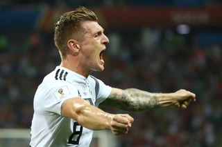 Toni Kroos slaví gól v zápase Německo - Švédsko na MS 2018