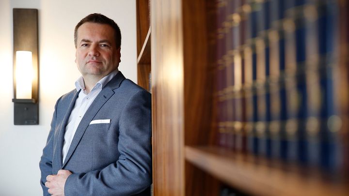 I dětské sbírky známek skrývají klenoty. Špičkový filatelista Mádl radí, jak vydělat