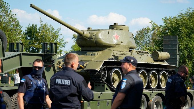 Tank T-34 ze druhé světové války byl vystaven ve městě Narva na hranicích s Ruskem od 70. let. V srpnu 2022 jej úřady nechaly odstranit a převézt do muzea.