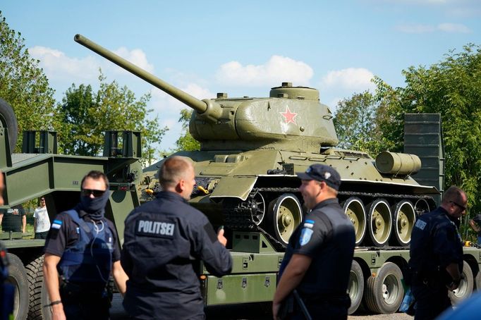 Tank T-34 ze druhé světové války byl vystaven ve městě Narva na hranicích s Ruskem od 70. let. V srpnu 2022 jej úřady nechaly odstranit a převézt do muzea.