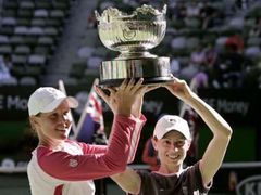 Vítězky čtyřhry žen na Australian Open Liezel Huberová z Jižní Afriky (vlevo) a Cara Blacková ze Zimbabwe.
