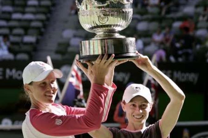 Vítězky čtyřhry žen na Australian Open Liezel Huberová z Jižní Afriky (vlevo) a Cara Blacková ze Zimbabwe.