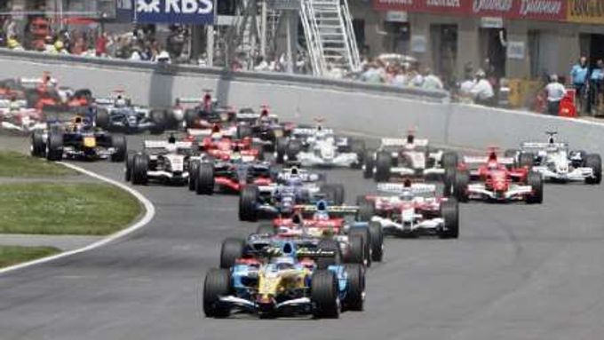 Fernando Alonso s Renaultem se krátce po startu dostal do čela Velké ceny Kanady.