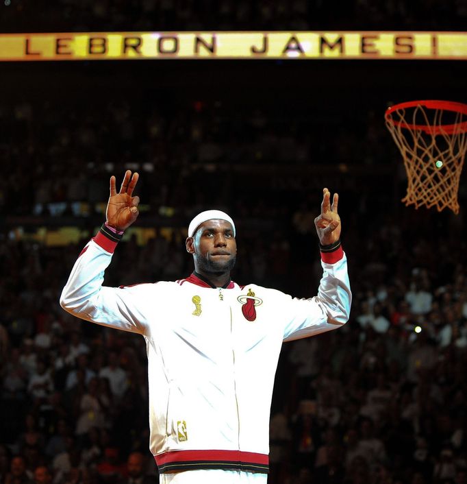 LeBron James aplauduje divákům před úvodním zápasem sezony s Chicagem.