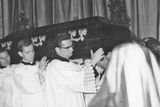 Převoz tělesných ostatků kardinála Josefa Berana do baziliky sv. Petra.