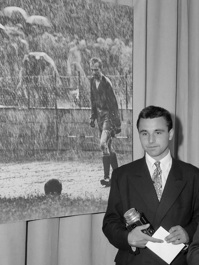 Fotograf Stanislav Tereba při přebírání ceny World Press Photo v roce 1959.