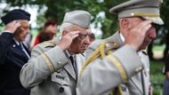 Veteráni druhé světové války a rodáci z Volyňské oblasti na Ukrajině salutují při státní hymně zpívané skupinkou lidí na počest lidí padlých při vypálení Českého Malína. A to přímo na hřbitově už neexistujícího Českého Malína na Ukrajině.