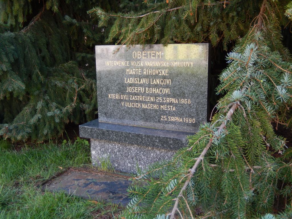 Pomník pod třemi smrky, připomínající tři oběti střelby 25 .srpna 1968.