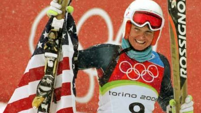 Julia Mancusová se raduje s americkou vlajkou z vítězství v obřím slalomu.