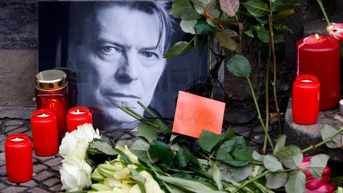 Lidé během dne nosí květiny a zapalují svíčky u berlínského domu, kde Bowie v letech 1976-78 žil.