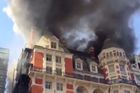 Stovka londýnských hasičů bojovala s požárem luxusního hotelu, počty zraněných nejsou známé