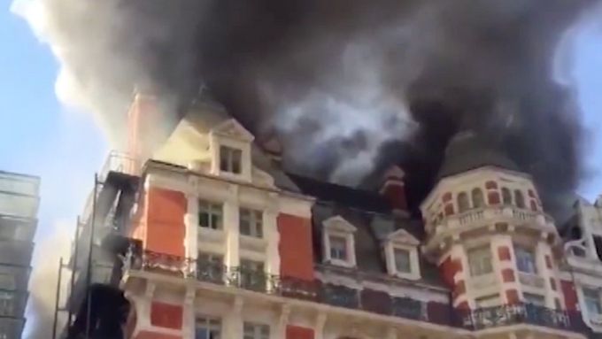 V centru Londýna hoří luxusní hotel Mandarin Oriental