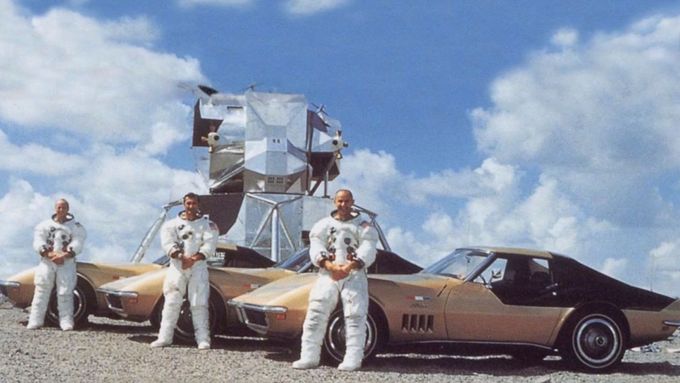 Zlatočerné Corvetty Stingray kupé byly vyrobeny na zakázku pro tři kosmonauty lodě Apollo 12.