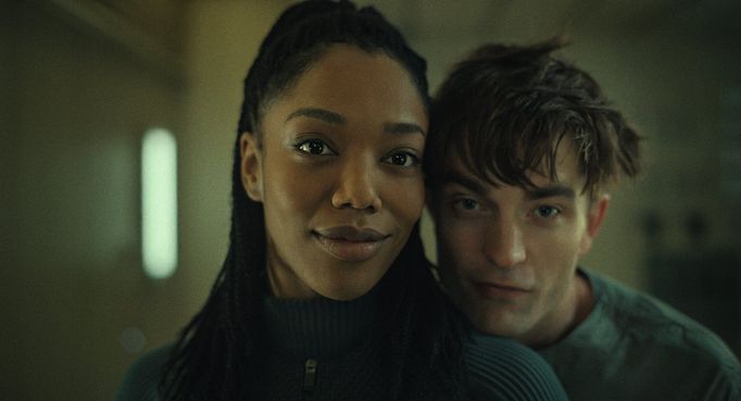 Naomi Ackie a Robert Pattinson ve filmu Mickey 17.