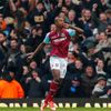Modibo Maiga slaví gól v utkání West Ham - Chelsea