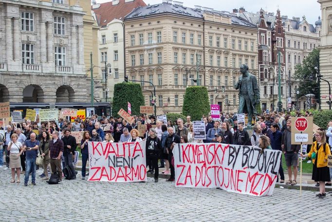 Akci pořádá iniciativa Hodina pravdy společně se školskými odbory. Připojili se také mnozí studenti především z vysokých škol.