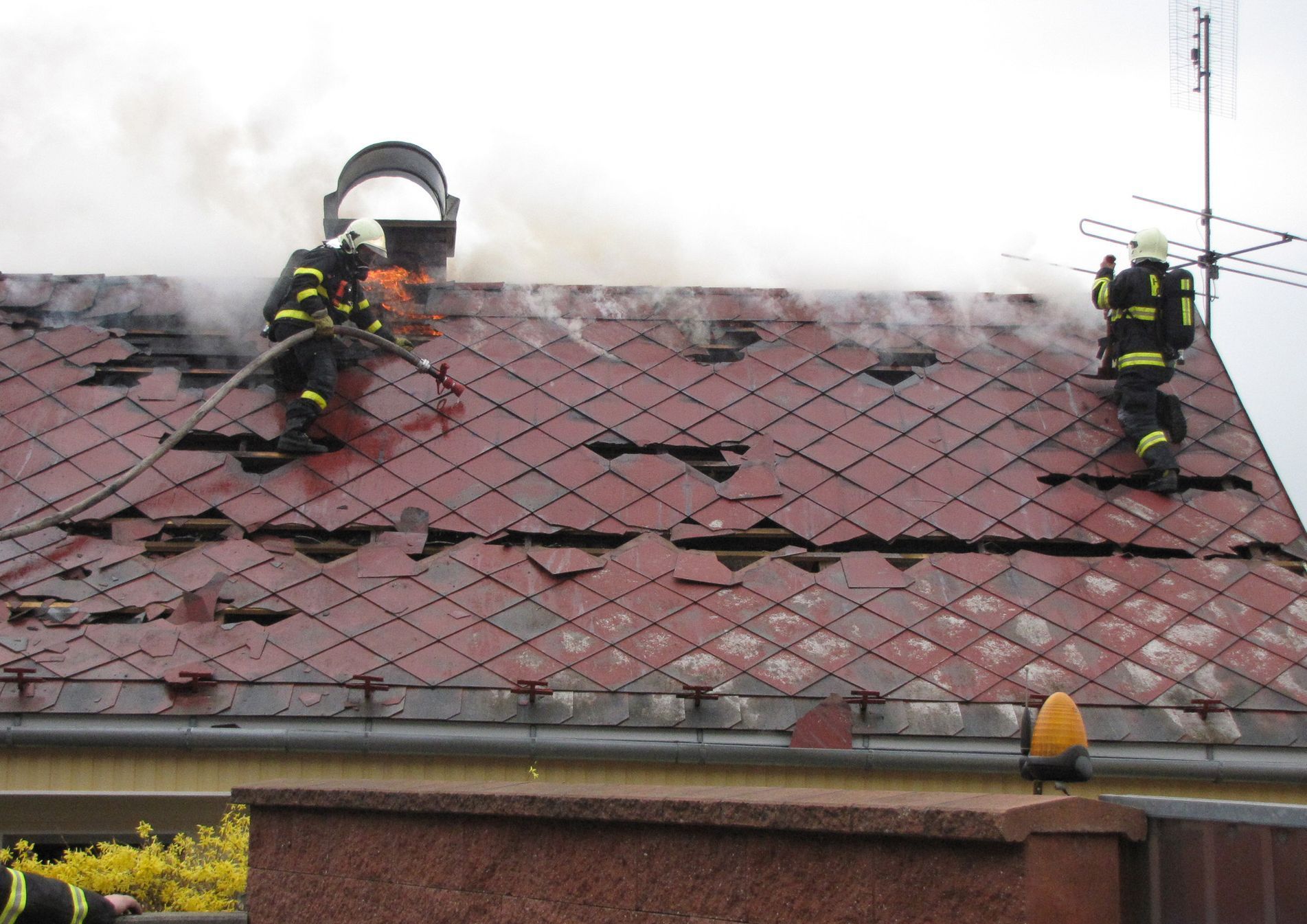 Hasič Vlastimil Kremel z Novojičínska zasahoval během dvaceti let téměř u dvou tisíc výjezdů. Snímky ho zachycují při práci. Nyní je vážně nemocný a přátelé pro něj uspořádali sbírku, aby mu pomohli.