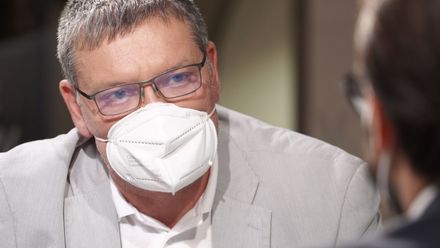 Mrtví nestojí Babišovi ani za komentář. Já z lidí hlupáky dělat nebudu, říká Mucha
