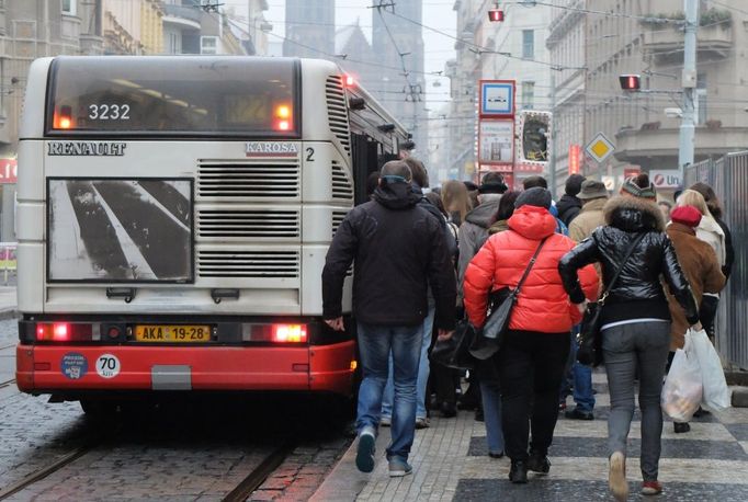 Tramvaje na jedné z nejrušnějších pražských dopravních křižovatek, náměstí I. P. Pavlova, nahradily autobusy. Jezdil jeden za druhým...