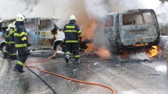 Do skibusu s rekreanty narazila dodávka s naftou, 7 zraněných