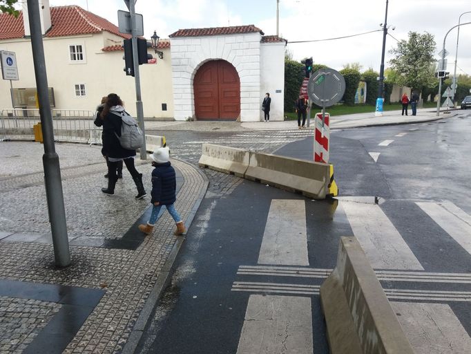 Nové zátarasy jsou i u přechodu, výška tak půl metru...