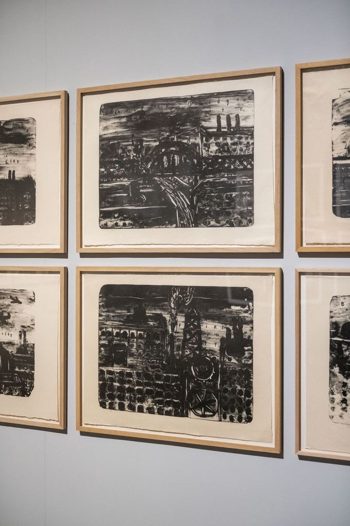 Pohled do výstavy David Lynch: Up in Flames, která je k vidění v pražském DOXu do 8. února 2026.