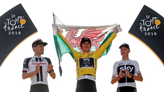 VELŠSKÝ DRAK. Geraint Thomas získal na Tour de France první titul z akcí Grand Tour. Na stupně vítězů ho doprovodili Tom Dumoulin ze Sunwebu (vlevo) a parťák Chris Froome z britského týmu Sky.