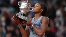 Coco Gauffová s trofejí pro vítězku French Open 2025