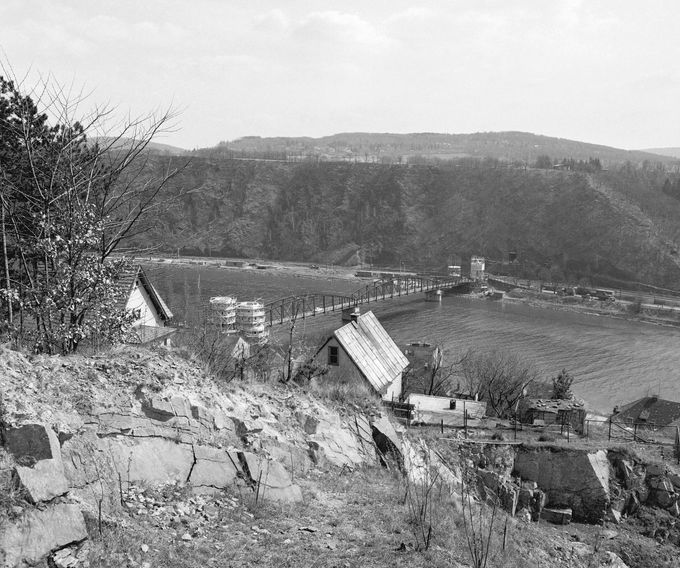 Davle, 25.4.1968: Příprava natáčení Mostu u Remagenu. Na vltavský most se montují falešné věže a vzniká „rynská“ kulisa.
