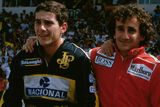 Piloti formule 1 Ayrton Senna (vlevo) a Alain Prost se v roce 1988 sešli u McLarenu a už následující rok přišel jejich první ostrý střet, který vyvrcholil vzájemnou kolizí v Japonsku. Senna si dojel pro titul, ale protože byl po závodě diskvalifikován, šampionem se stal Prost. Francouz nevydržel tlak a odešel do Ferrari. A znovu v Suzuce došlo ke kolizi, tentokrát hned v první zatáčce po startu. Teď to ale zajistilo titul Sennovi.