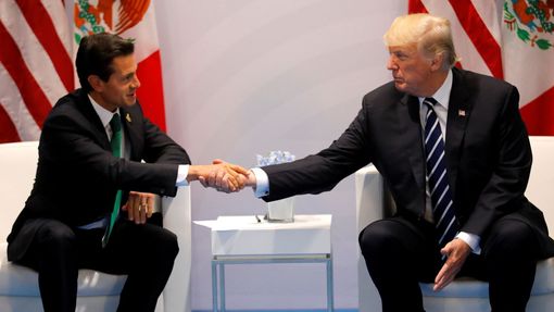 Americký prezident Donald Trump se na summitu G20 v Hamburku poprvé setkal s mexickým prezidentem Enriquem Penou Nietem.