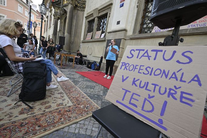 Snímek z pondělní demonstrace před ministerstvem kultury.
