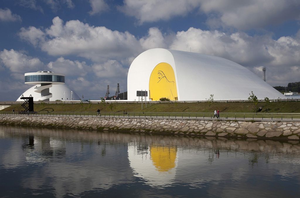 Oscar Niemeyer - Španělsko - Kulturní centrum v Aviles