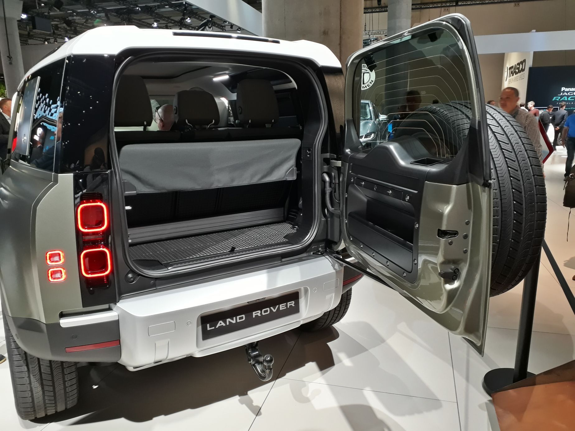 Land Rover Defender živě na IAA