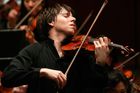 Houslista Joshua Bell bere stradivárky i do metra, zahájí sezonu České filharmonie